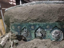 Kereta Terkubur Ribuan Tahun Ditemukan Nyaris Utuh di Dekat Kota Romawi Kuno