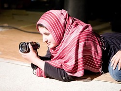 Lena Khan Sutradara Berhijab Pertama di Hollywood