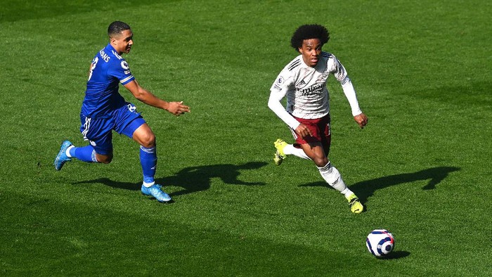 LEICESTER, ENGLAND - FEBRUARY 28: Willian of Arsenal runs with the ball past Youri Tielemans of Leicester City during the Premier League match between Leicester City and Arsenal at The King Power Stadium on February 28, 2021 in Leicester, England. Sporting stadiums around the UK remain under strict restrictions due to the Coronavirus Pandemic as Government social distancing laws prohibit fans inside venues resulting in games being played behind closed doors. (Photo by Michael Regan/Getty Images)