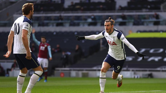 LONDON, ENGLAND - FEBRUARY 28: Gareth Bale of Tottenham Hotspur celebrates after scoring their sides first goal during the Premier League match between Tottenham Hotspur and Burnley at Tottenham Hotspur Stadium on February 28, 2021 in London, England. Sporting stadiums around the UK remain under strict restrictions due to the Coronavirus Pandemic as Government social distancing laws prohibit fans inside venues resulting in games being played behind closed doors. (Photo by Julian Finney/Getty Images)