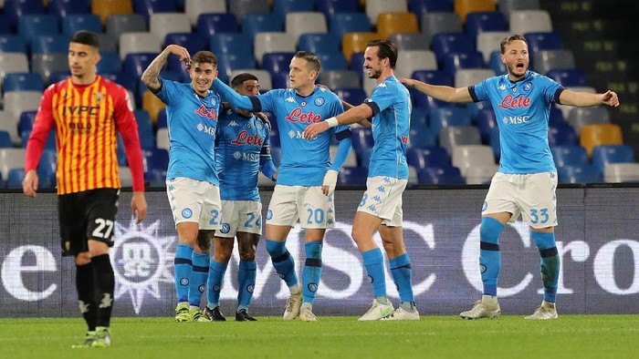 NAPLES, ITALY - FEBRUARY 28: Giovanni Di Lorenzo (L) of Napoli celebrates with team mates (L - R) Piotr Zielinski, Fabian and Amir Rrahmani after scoring their sides second goal during the Serie A match between SSC Napoli and Benevento Calcio at Stadio Diego Armando Maradona on February 28, 2021 in Naples, Italy. Sporting stadiums around Italy remain under strict restrictions due to the Coronavirus Pandemic as Government social distancing laws prohibit fans inside venues resulting in games being played behind closed doors. (Photo by Francesco Pecoraro/Getty Images)