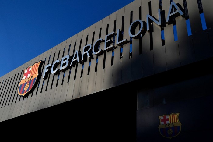 Logo Barcelona Picture shows a exterior view of the Camp Nou stadium in Barcelona on September 4, 2020. - Lionel Messi confirmed today he will stay at Barcelona, insisting he could never go to court against