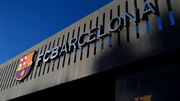 Logo Barcelona Picture shows a exterior view of the Camp Nou stadium in Barcelona on September 4, 2020. - Lionel Messi confirmed today he will stay at Barcelona, insisting he could never go to court against