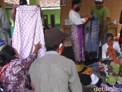 Ucap Syukur Korban Longsor di Lumajang Saat Terima Pakaian dan Makanan