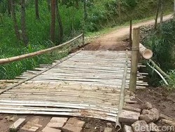 Jembatan Darurat Dibuat, Mobilitas Warga Terdampak Longsor Pasuruan Normal