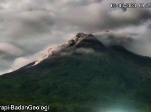 Penampakan Merapi Luncurkan Awan Panas dan Lava Pijar Dini Hari Tadi