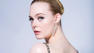 8 Penampilan Cantik Artis Golden Globes 2021, Ini Gaya Makeup dan Rambutnya