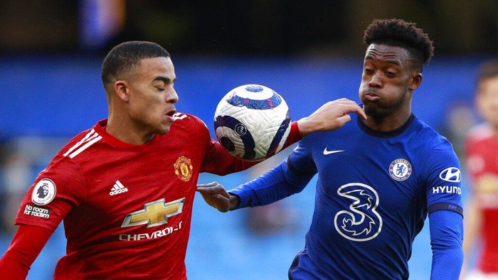Manchester Uniteds Mason Greenwood, left, and Chelseas Callum Hudson-Odoi challenge for the ball during the English Premier League soccer match between Chelsea and Manchester United at Stamford Bridge Stadium in London, England, Sunday, Feb. 28, 2021. (Clive Rose/Pool via AP)
