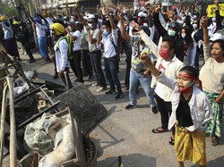 Demonstran Antikudeta Kembali Turun ke Jalan-jalan di Myanmar