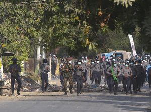 Rekaman CCTV Militer Myanmar Jemput Paksa Pendukung Suu Kyi