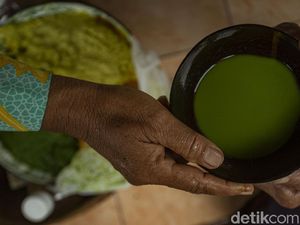Rahasia Nikmatnya Teguk Jamu dengan Batok Kelapa, Dijamin Ketagihan! Rahasia Nikmatnya Teguk Jamu dengan Batok Kelapa, Dijamin Ketagihan!