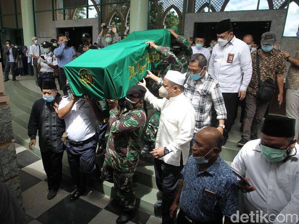 Momen Pemakaman Artidjo Alkostar di Yogyakarta