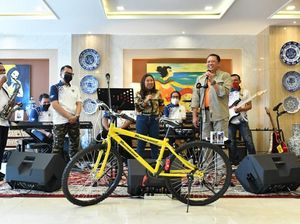 Ditemani Kiki Saputri, Bamsoet Undi Pemenang Giveaway Putaran Ke-20