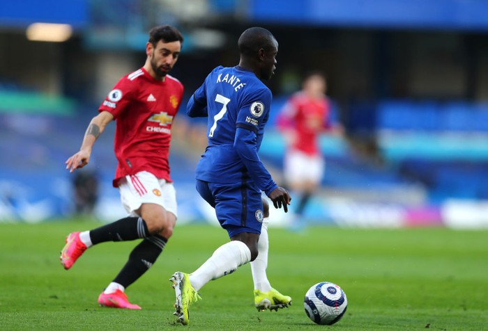 LONDON, ENGLAND - FEBRUARY 28: NGolo Kante of Chelsea on the ball during the Premier League match between Chelsea and Manchester United at Stamford Bridge on February 28, 2021 in London, England. Sporting stadiums around the UK remain under strict restrictions due to the Coronavirus Pandemic as Government social distancing laws prohibit fans inside venues resulting in games being played behind closed doors. (Photo by Clive Rose/Getty Images)