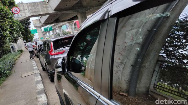 Lihat  Ada Deretan Mobil Parkir Sembarangan
