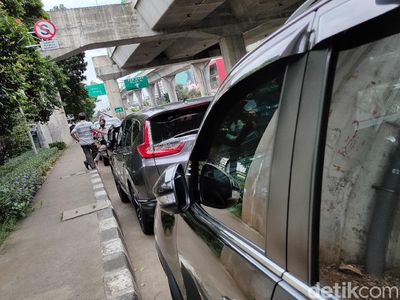 Lihat  Ada Deretan Mobil Parkir Sembarangan
