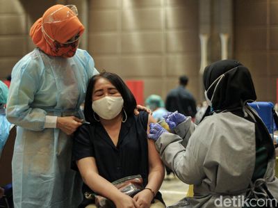 Ragam Ekspresi Warga Saat Disuntik Vaksin COVID-19