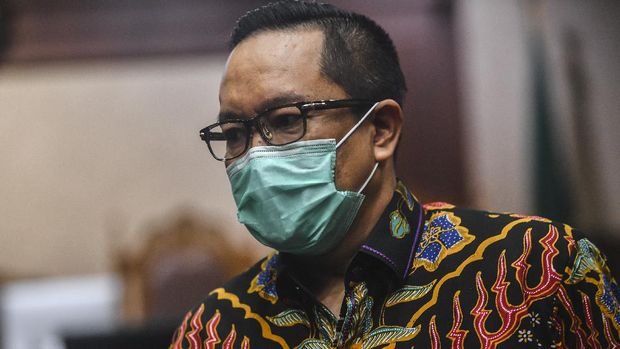 Terdakwa kasus suap penghapusan red notice Djoko Tjandra, Brigjen Pol Prasetijo Utomo mengepalkan tangannya usai mengikuti sidang lanjutan dengan agenda pembacaan duplik atau tanggapan atas replik jaksa Kejagung di Pengadilan Tipikor, Jakarta, Senin (1/3/2021). Dalam dupliknya, tim pengacara  meminta majelis hakim menyatakan terdakwa tidak bersalah melakukan tindak pidana korupsi serta  mengabulkan Justice Collaborator (JC) yang diajukan Prasetijo Utomo dan meminta nama baiknya dipulihkan. ANTARA FOTO/Muhammad Adimaja/wsj.