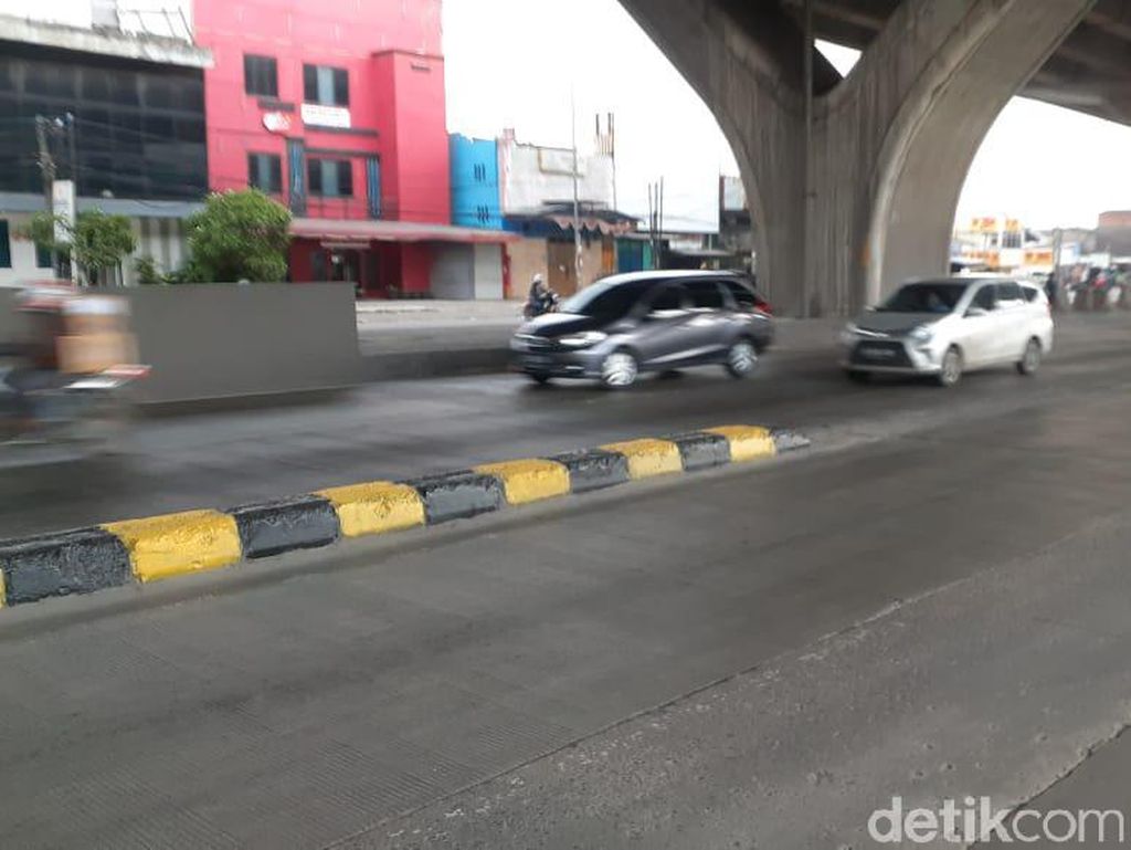 Pembatas Jl Raya Cilincing yang Sering Bikin Celaka Kini Dicat Cerah Pembatas Jl Raya Cilincing yang Sering Bikin Celaka Kini Dicat Cerah