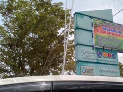 Usai Listrik Sempat Diputus, Pemkab Kampar Segel Reklame di Kantor PLN