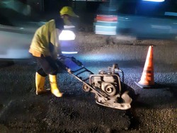 Bina Marga DKI dan LRT Perbaiki Jl MT Haryono-Gatsu Sekitar Pancoran