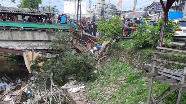 Gegara Longsor, Pospol di Jatijajar Depok Ambruk