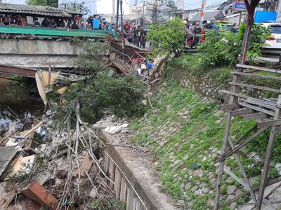 Gegara Longsor, Pospol di Jatijajar Depok Ambruk