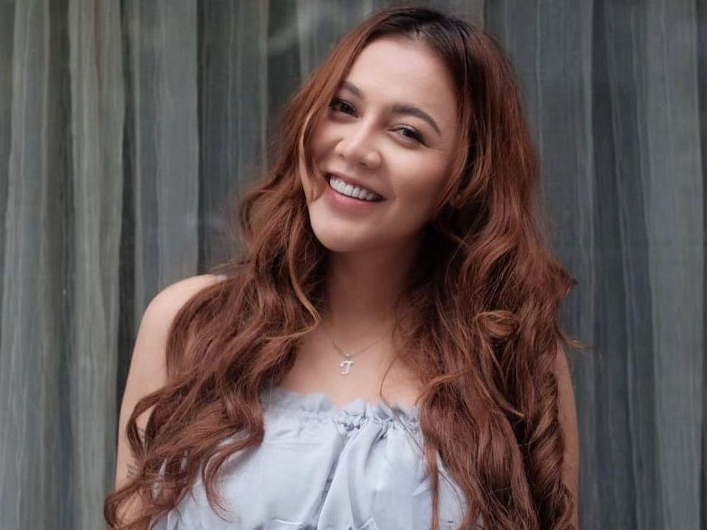 Resmi Cerai, Ratu Rizky Nabila Ingin Penjarakan Alfath Fathier Karena KDRT? Resmi Cerai, Ratu Rizky Nabila Ingin Penjarakan Alfath Fathier Karena KDRT?