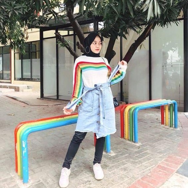 Rok jeans mini dengan rainbow shirt/pinterest.com Rok jeans mini dengan rainbow shirt