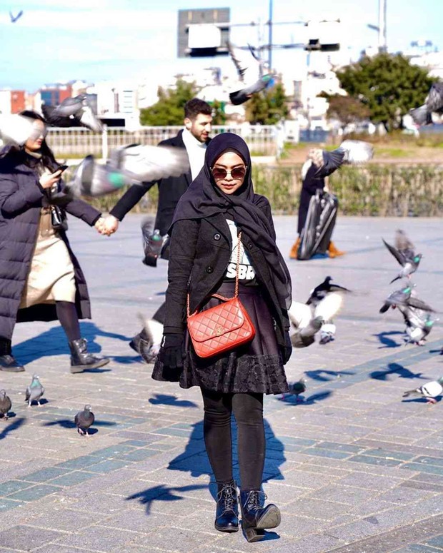 Rok mini dengan cardigan hitam/pinterest.com Rok mini dengan cardigan hitam