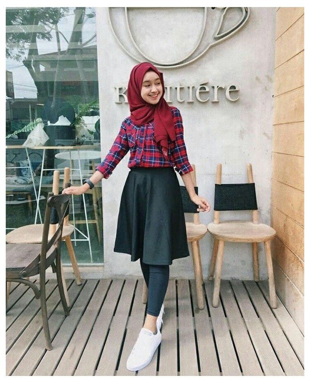 Rok mini dengan kemeja kotak-kotak/pinterest.com Rok mini dengan kemeja kotak