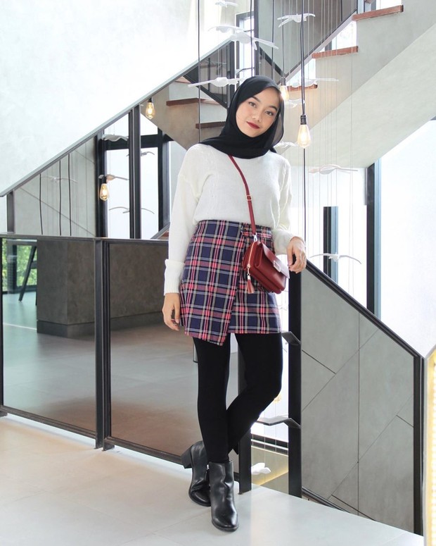 Rok mini kotak-kotak/pinterest.com Rok mini kotak dengan sweater