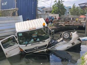 Lupa Tarik Rem Tangan, Truk Seruduk Mobil hingga Nyebur ke Kali Jakut Lupa Tarik Rem Tangan, Truk Seruduk Mobil hingga Nyebur ke Kali Jakut