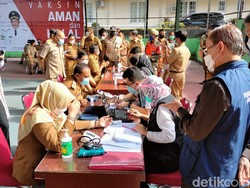 Ribuan Petugas Pelayan Publik di Majalengka Mulai Divaksinasi COVID-19
