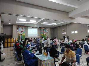 Vaksinasi COVID untuk Lansia di Kebayoran Baru Ditarget Selesai dalam Sebulan