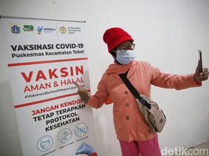 Warga Lansia Bukit Duri Terima Vaksin COVID-19