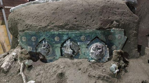 rkeolog Italia menemukan kereta upacara Romawi kuno di sebuah villa dekat Pompeii, kota yang terkubur dalam letusan gunung berapi pada 79 Masehi.