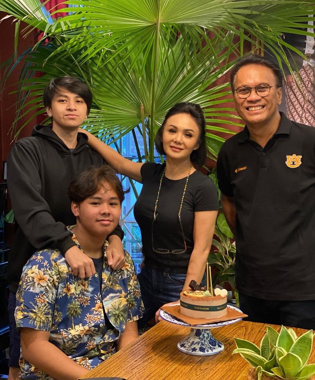 Yuni Shara dan keluarga