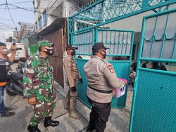 Ampuh Atasi COVID, Polsek Tambora Lanjutkan Treatment Isoman Klaster Keluarga