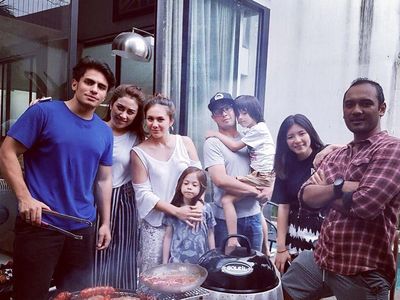 Adilla Dimitri dan Wulan Guritno Ketika Kompak Makan Bareng Keluarga