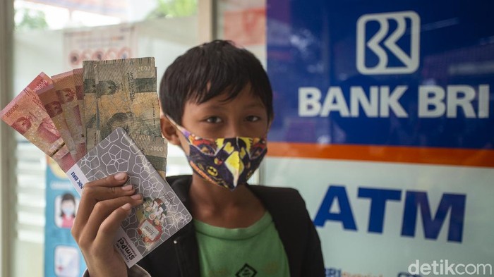 Alhamdulillah, Para Pelajar di Bantul Ini Terima Dana PIP Bantuan Program Indonesia Pintar yang disalurkan lewat Kartu Indonesia Pintar (KIP) disalurkan untuk pelajar di Bantul. Pencairan dijalankan di BRI Unit Jetis, Bantul.