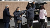 Klub Barcelona digeledah kepolisian lokal pada Senin (1/3/2021) waktu setempat, terkait skandal Barcagate. (Foto: Joan Monfort/AP)