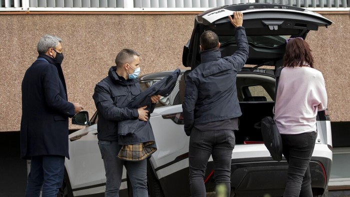 barcagate barcelona liga spanyol laliga Journalists work outside FC Barcelona's offices in Barcelona, Spain, Monday March 1, 2021. Spanish police detained several people after raiding Barcelona's stadium in a search and seize operation related to an investigation into club officials. Police say detentions were made but do not say who or how many people were taken into custody. (AP Photo/Joan Monfort)