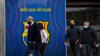 Penggeledahan sendiri akhirnya dikabarkan menangkap empat orang. Mereka adalah mantan presidennya, Josep Maria Bartomeu, dan CEO klub Oscar Grau, penasihat Bartomeu, Jaume Masferrer, dan kepala pelayanan legal klub Roman Gomez Ponti. (Foto: Joan Monfort/AP)