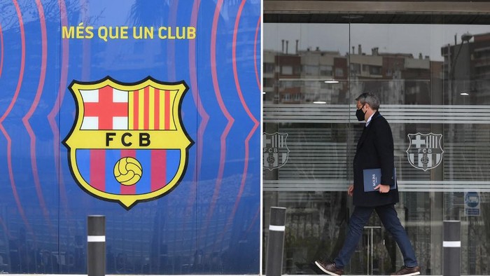 Lawyer Jorge Navarro enters the offices of the Barcelona Football Club on March 01, 2021 in Barcelona during a police operation inside the building. - Police raided the offices of FC Barcelona on March 01, 2021, carrying out several arrests just six days ahead of the clubs presidential elections, a Catalan regional police spokesman told AFP. Spains Cadena Ser radio said one of those arrested was former club president Josep Maria Bartomeu, who resigned in October, along with CEO Oscar Grau and the clubs head of legal services. (Photo by LLUIS GENE / AFP)