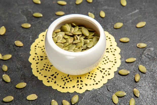 Biji labu/freepik.com Meskipun memiliki ukuran yang kecil tetapi biji labu ini bagus untuk kamu yang sedang diet. Karena biji labu dikemas dengan protein, satu ons biji labu mengandung lebih dari 8 gram protein.