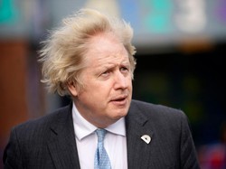 Buktikan Aman, PM Boris Johnson Disuntik Vaksin AstraZeneca