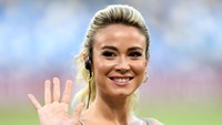 Saat bertugas di lapangan, Diletta acapkali memang tak sungkan memamerkan lekuk tubuh. Di tahun 2019, sesama jurnalis Italia bahkan ada yang komplen karena risih melihatnya. (Foto: Getty Images/Francesco Pecoraro)