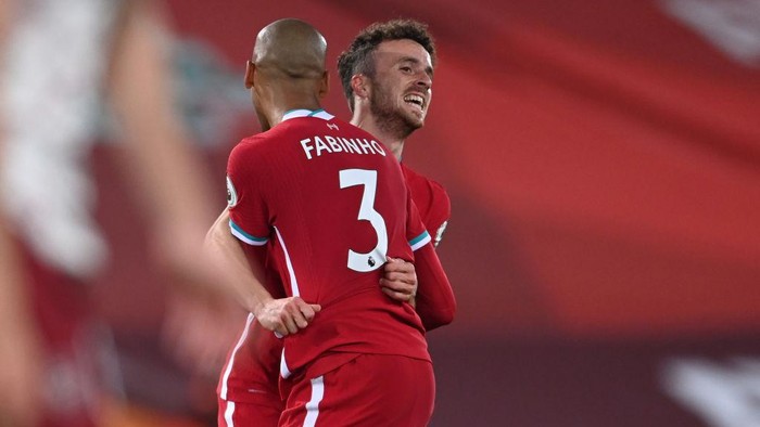 LIVERPOOL, ENGLAND - SEPTEMBER 28: Diogo Jota of Liverpool celebrates with teammate Fabinho after scoring his sides third goal during the Premier League match between Liverpool and Arsenal at Anfield on September 28, 2020 in Liverpool, England. Sporting stadiums around the UK remain under strict restrictions due to the Coronavirus Pandemic as Government social distancing laws prohibit fans inside venues resulting in games being played behind closed doors. (Photo by Laurence Griffiths/Getty Images)