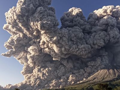 Gunung Sinabung Erupsi, Abu Membumbung Tinggi